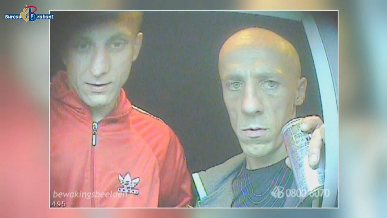 De man in het rode jack is mogelijk betrokken bij de mishandeling in Waalwijk.