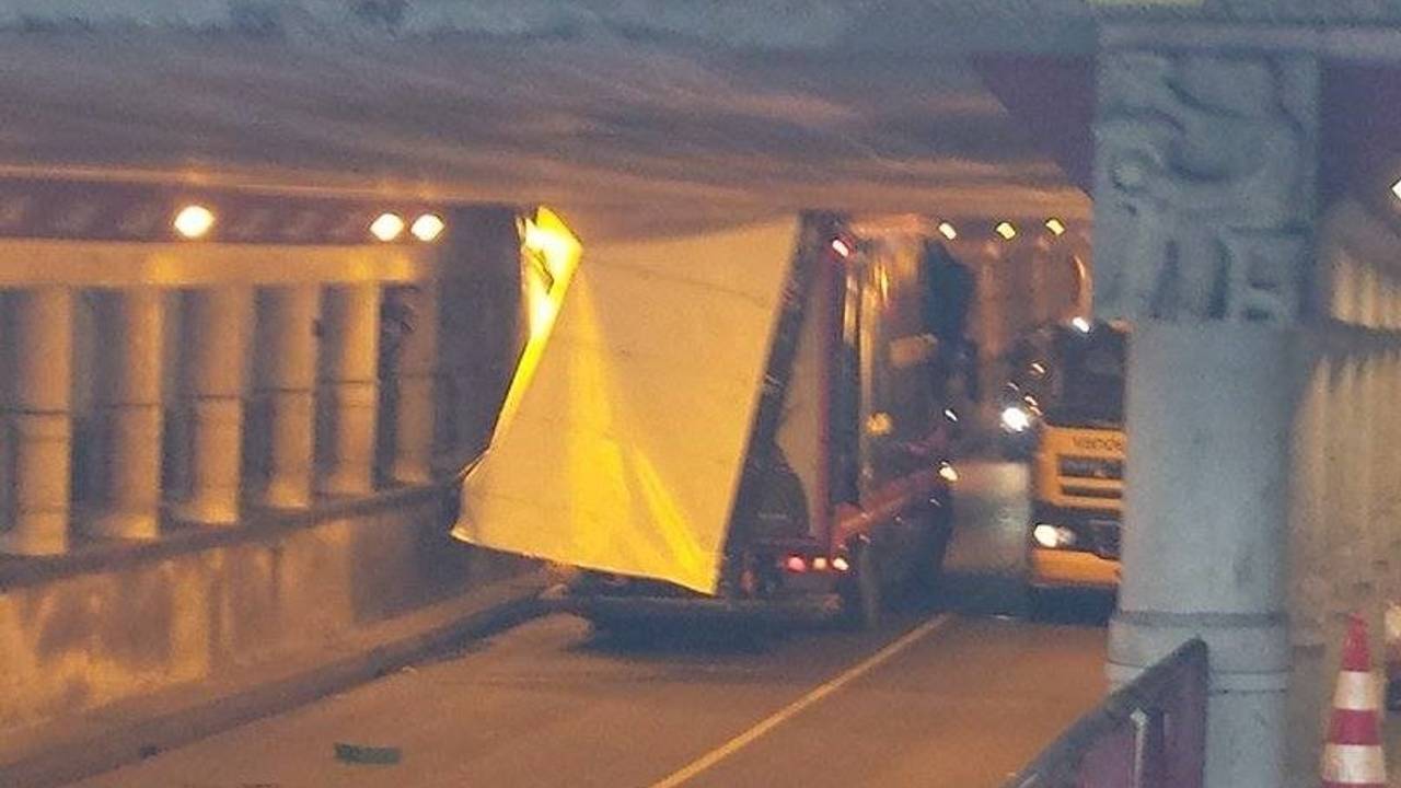 Vrachtwagenchauffeur vergist zich in hoogte (Foto: Chris Leblanc)