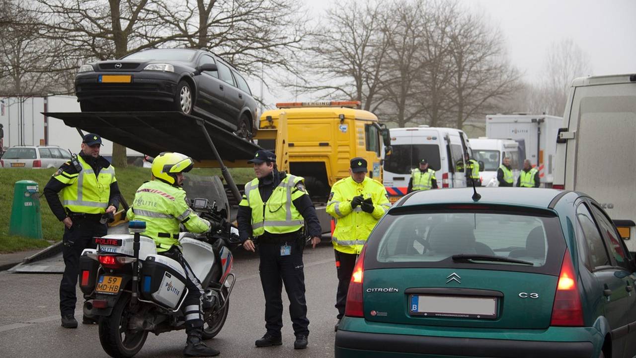 Controle politie en Belastingdienst langs A2 (Foto: SQ Vision)