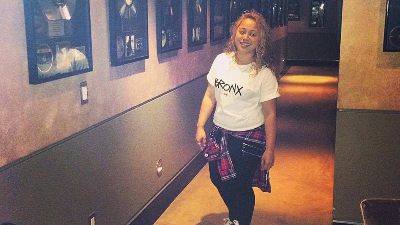Alicia tussen de gouden plaat in de studio van Harvey Mason Jr.