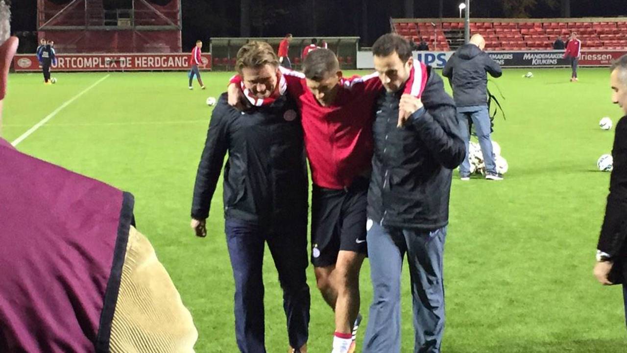 Stijn Schaars wordt van het veld gedragen (Foto: Paul Post)