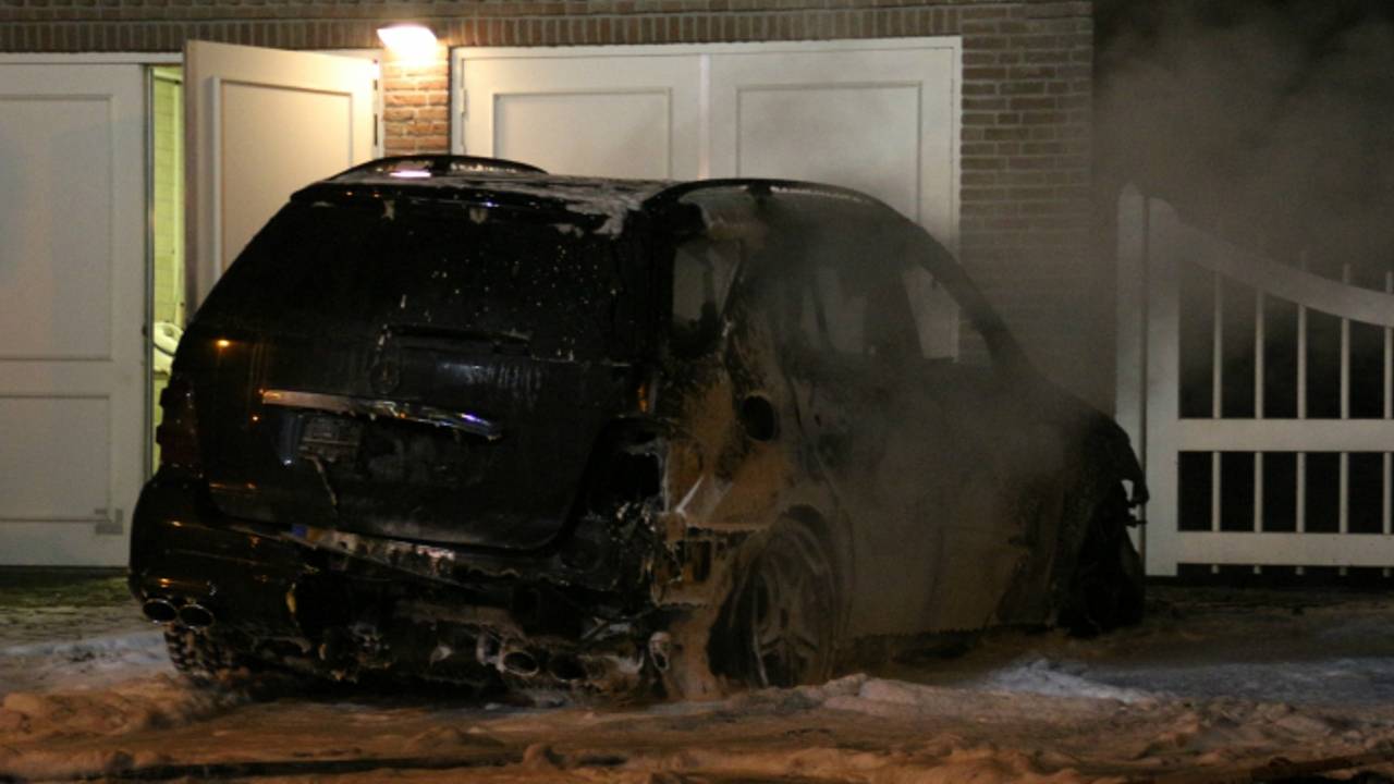 De uitgebrande auto op de oprit in Oirschot. (Foto: Sander van Gils/SQ Vision)