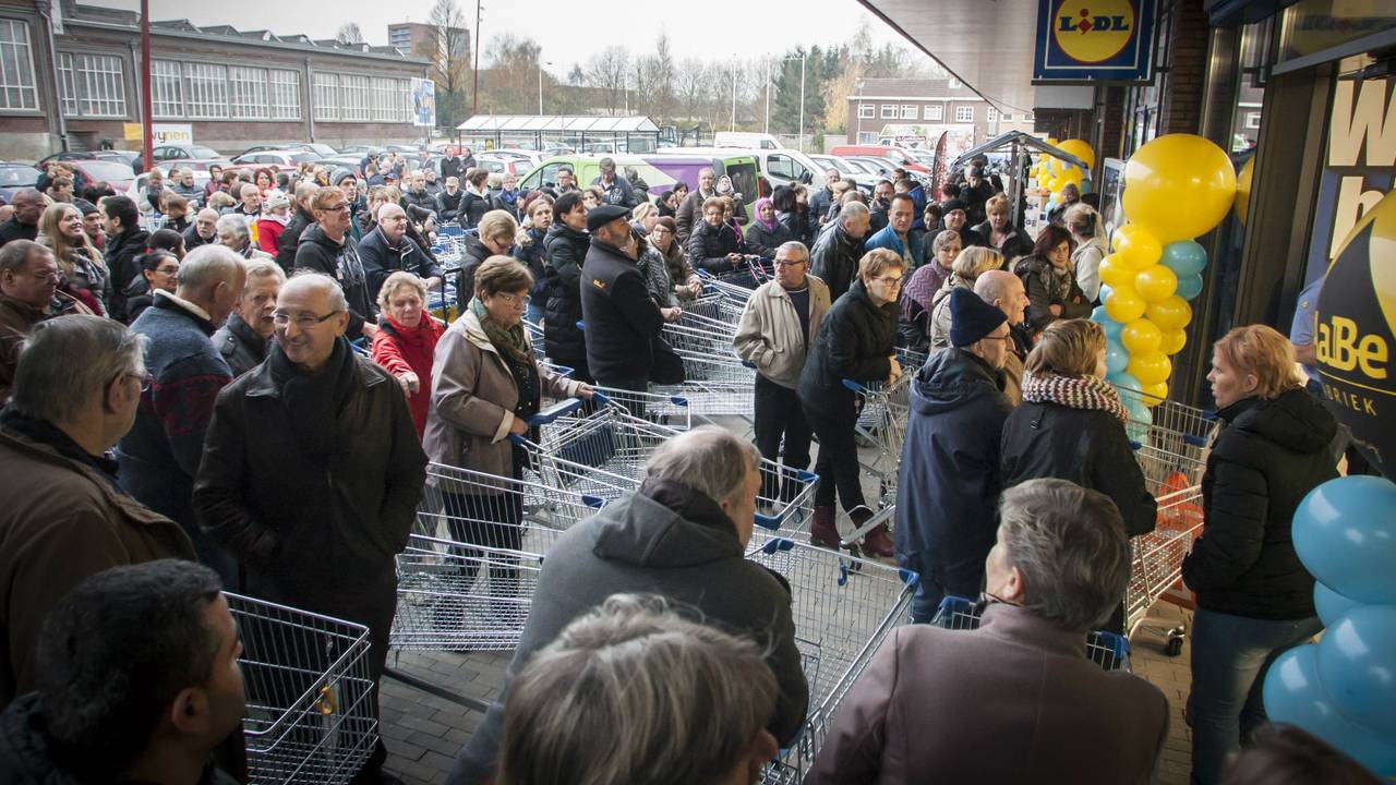 Burgemeester Noordanus heeft het winkelcentrum geopend