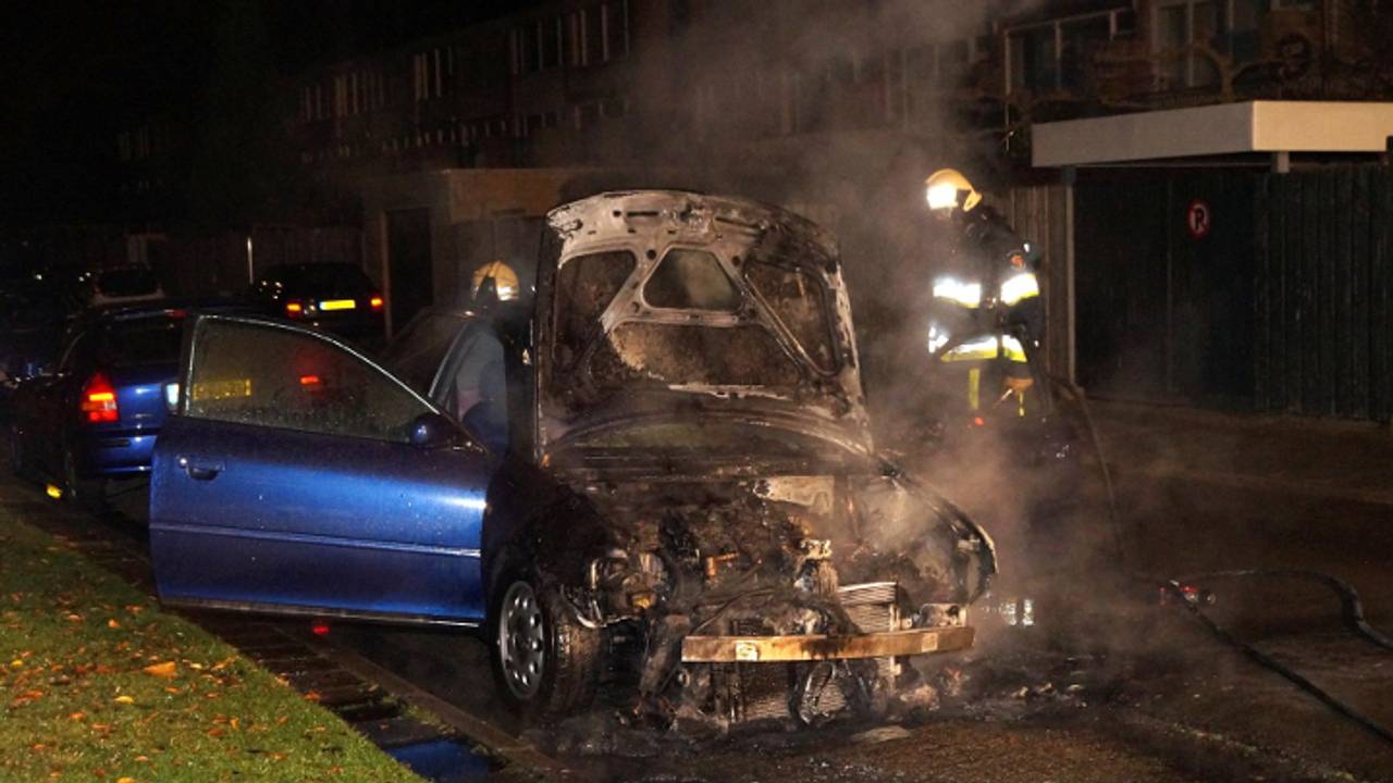 Auto uitgebrand (foto: Martijn van Bijnen / FPMB)