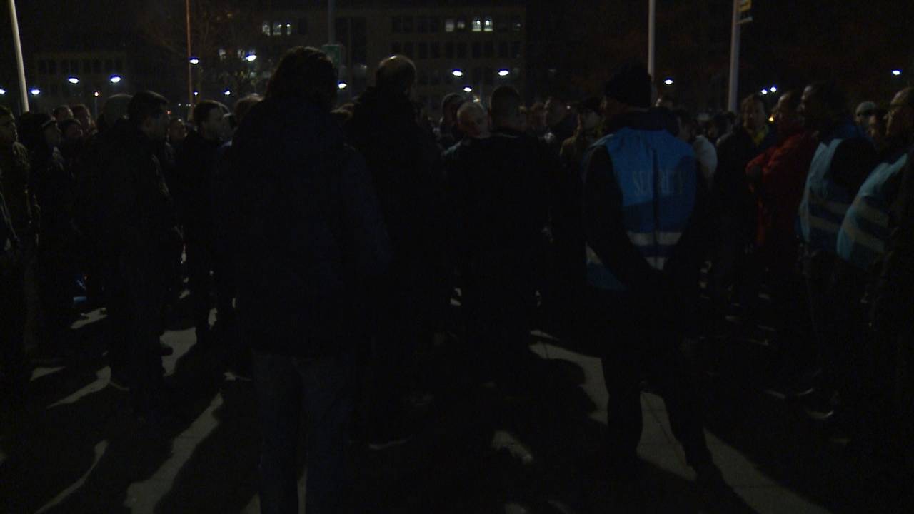 Boze supporters bij de hoofdingang van het NAC-stadion