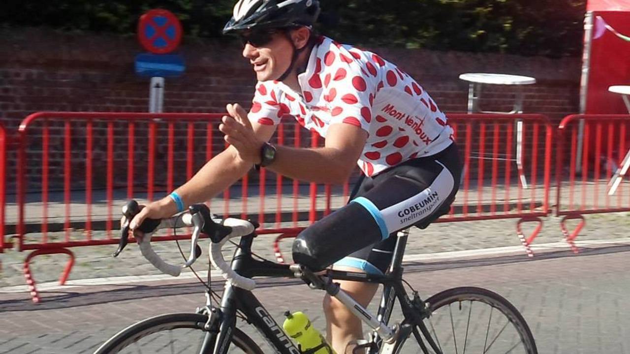 Rini Pijnen met zijn prothese op zijn fiets.