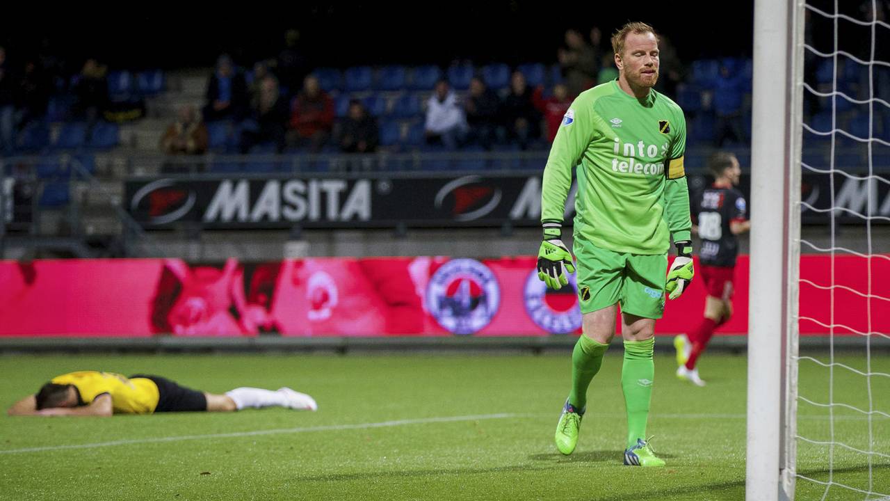 Verslagenheid bij de NAC-spelers (Foto: Vi-Images)