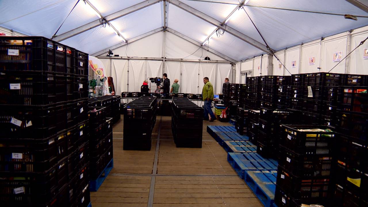 De tent met voedselproducten staat vol in Son