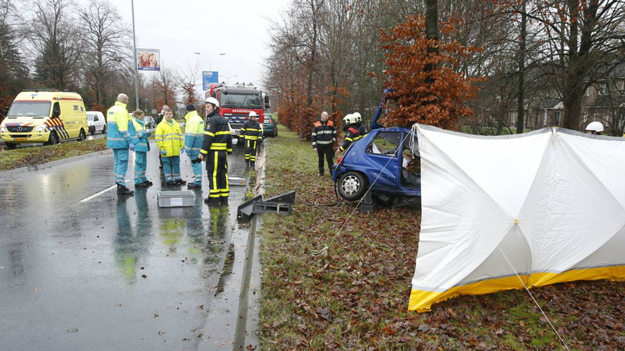 De auto botste tegen een boom (foto: Hans van Hamersveld/SQ Vision Mediaproducties)