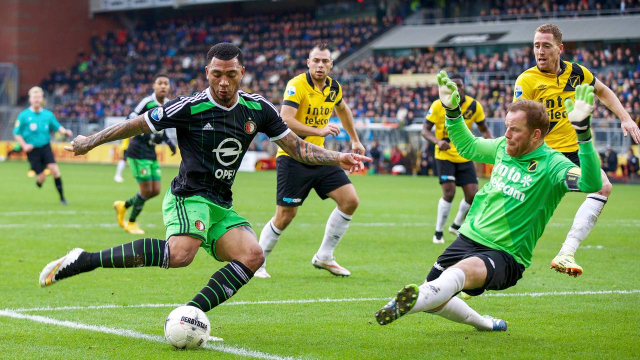 Colin Kazim-Richards passeert NAC-doelman Jelle Ten Rouwelaar (foto: VI Images)
