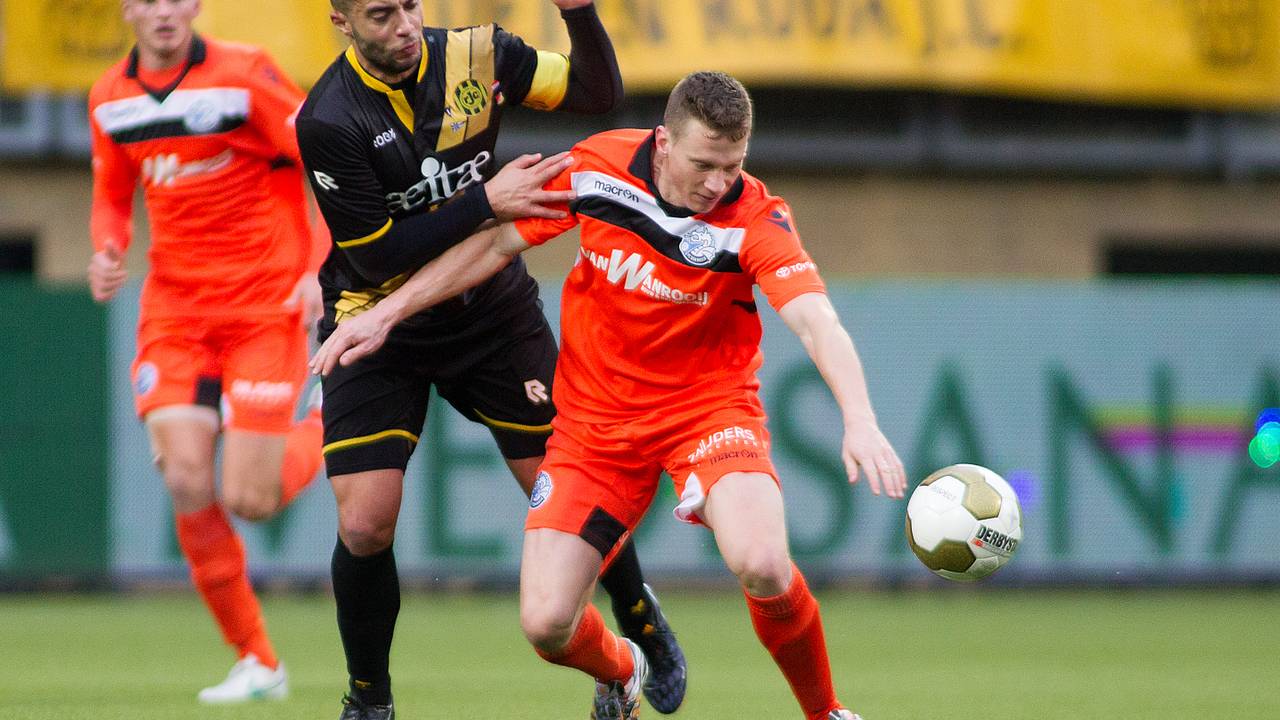 Erik Quekel van FC Den Bosch in gevecht om bal met Guy Ramos van Roda JC