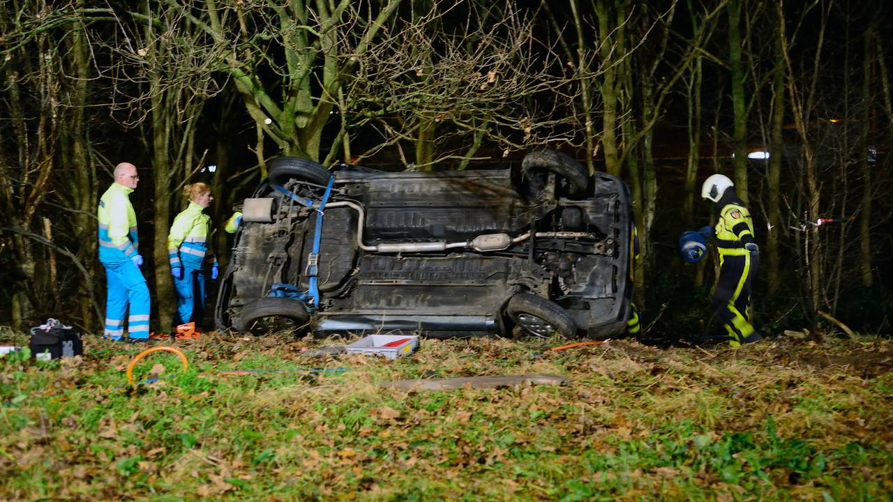 Auto uit de bocht op A16 (foto: Rob de Haas/Mainstay Media Breda)
