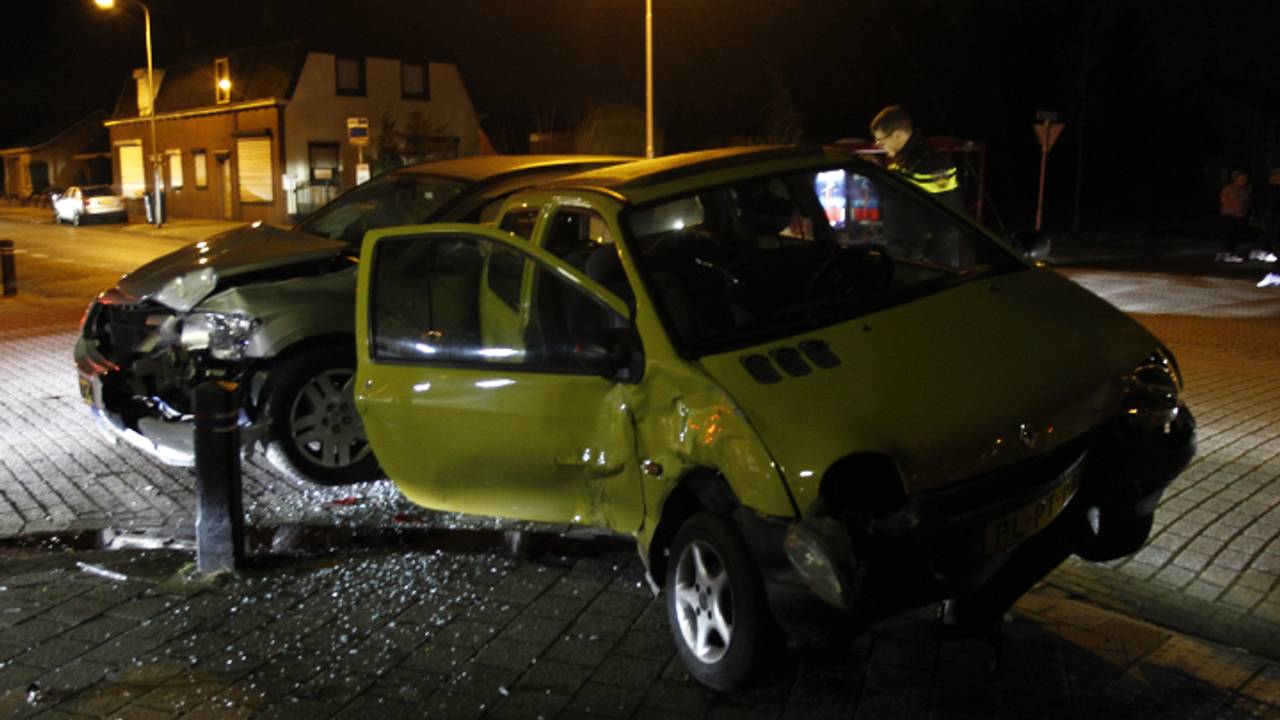Auto's tegen elkaar gebotst (foto: Alexander Vingerhoeds / Obscura Foto)