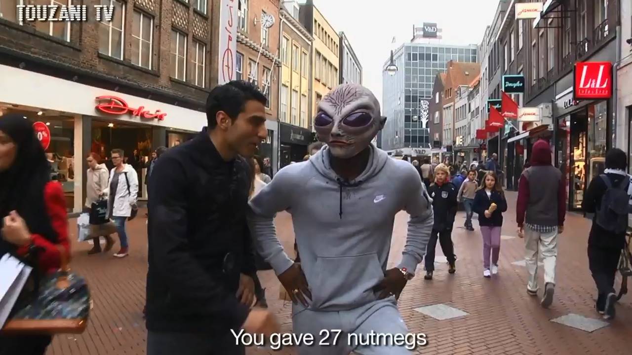 Jetro Willems met Alienmasker