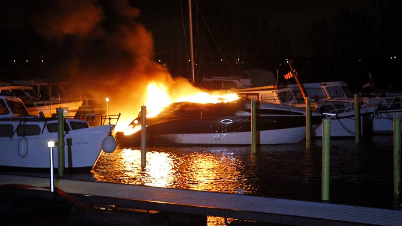 Plezierjacht in brand (foto: Marcel van Dorst / SQ Vision)