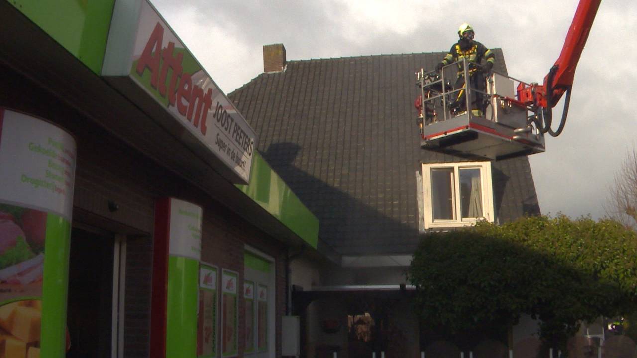 De buurtsuper liep schade op bij de brand