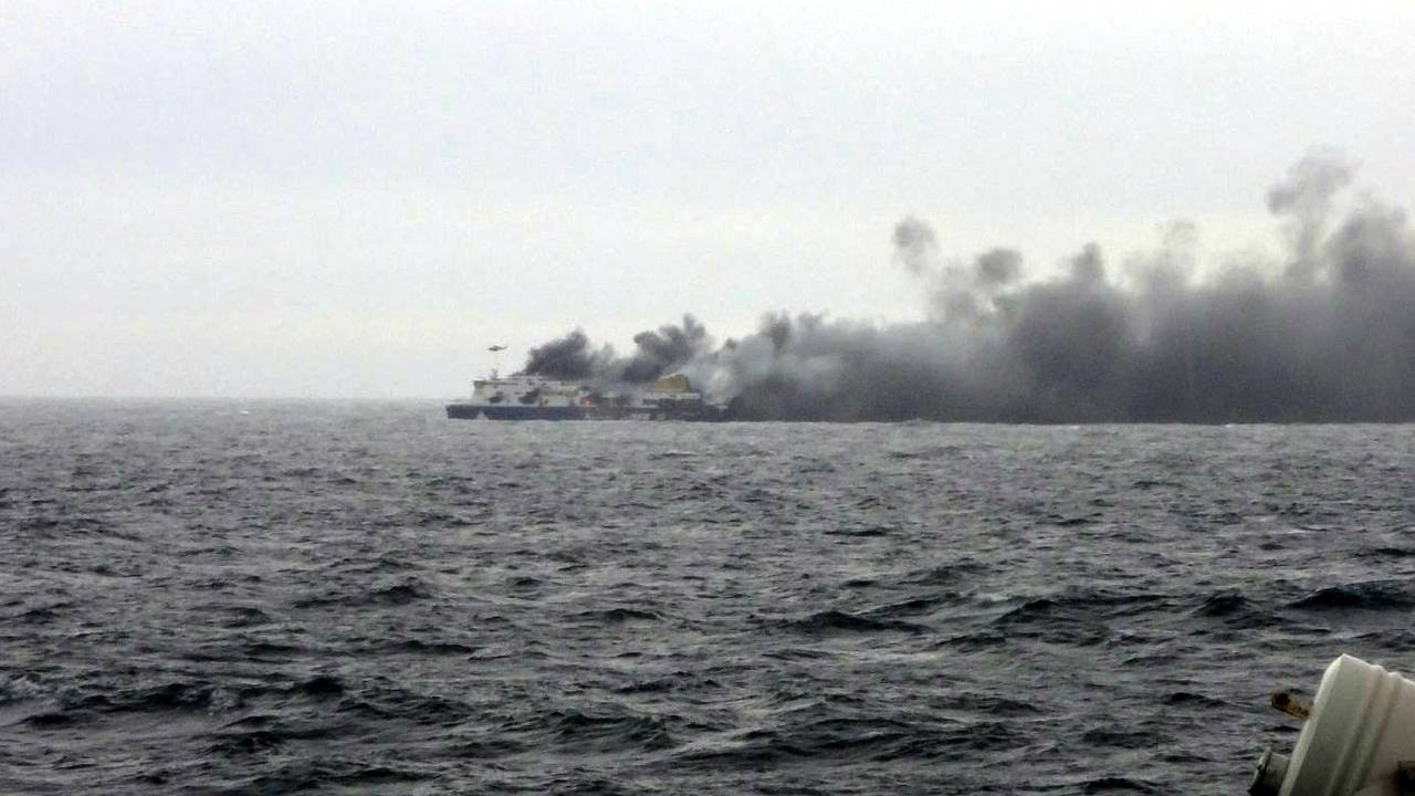 Alle passagiers zijn van de boot gehaald (foto: ANP)