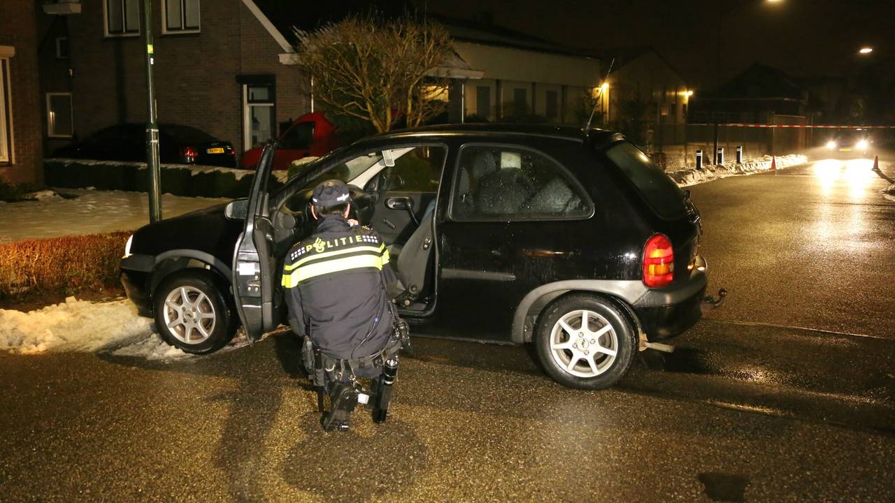 Politie voorkomt autobrand Veen (foto: Erik Haverhals/FPMB)