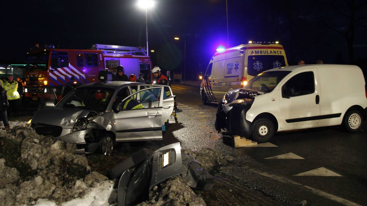 In Sint Willebrord botsten twee auto's. (foto: Alexander Vingerhoeds/Obscura Foto)