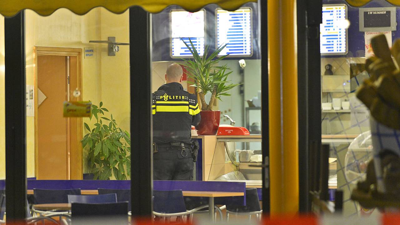 De overvallen cafetaria (Foto: Rico Vogels/SQ Vision)