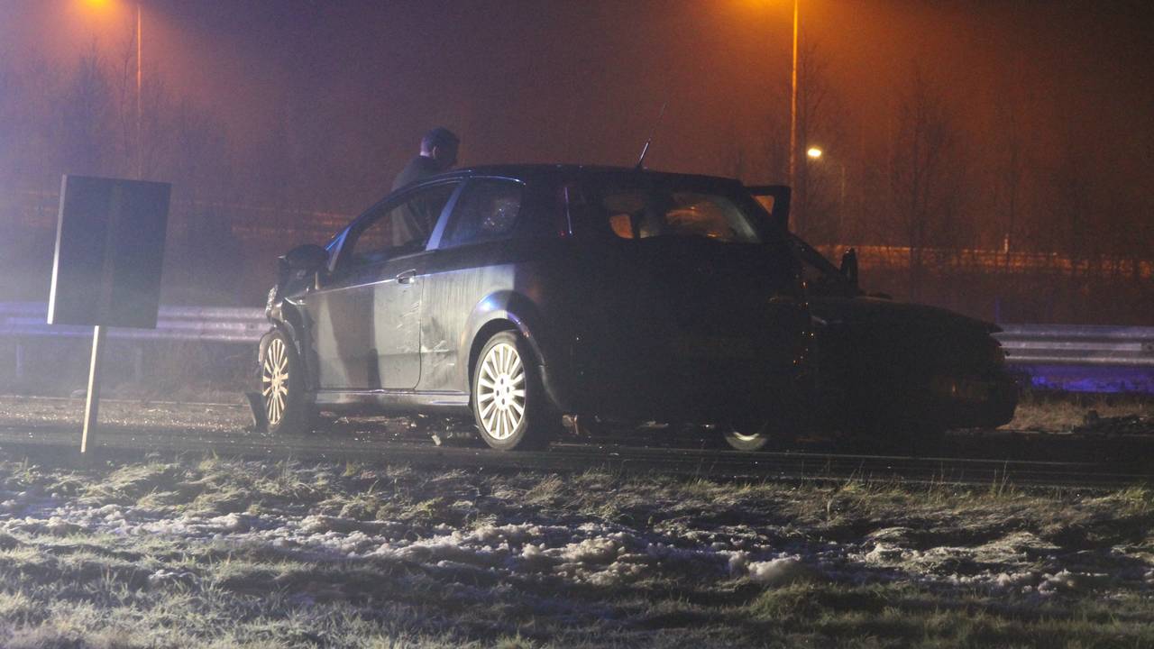 Meerdere auto's botsten op elkaar op de A50. (Foto: Ginopress)