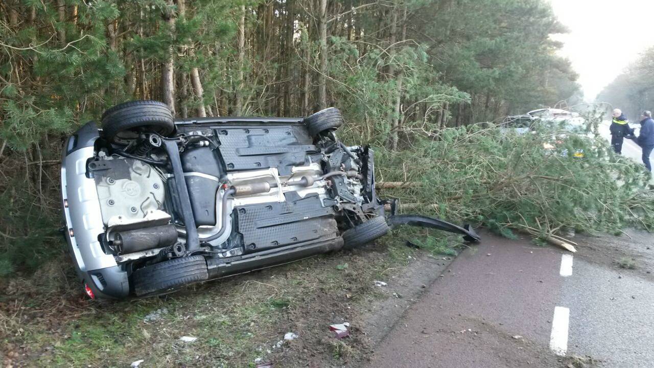De vrouw raakte een boom en sloeg over de kop. (Foto: Rico Vogels/SQ Vision)