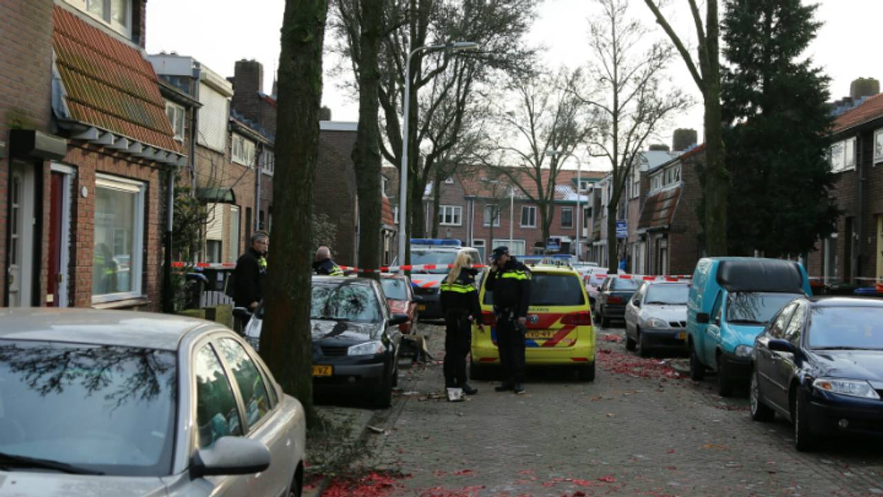 De man lag hevig bloedend op straat (foto: Erik Haverhals/FPMB)