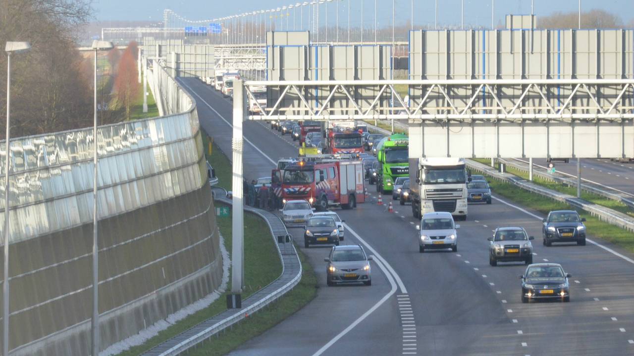 Ongeval op A16 bij Prinsenbeek. (foto: Perry Roovers/SQ Vision)
