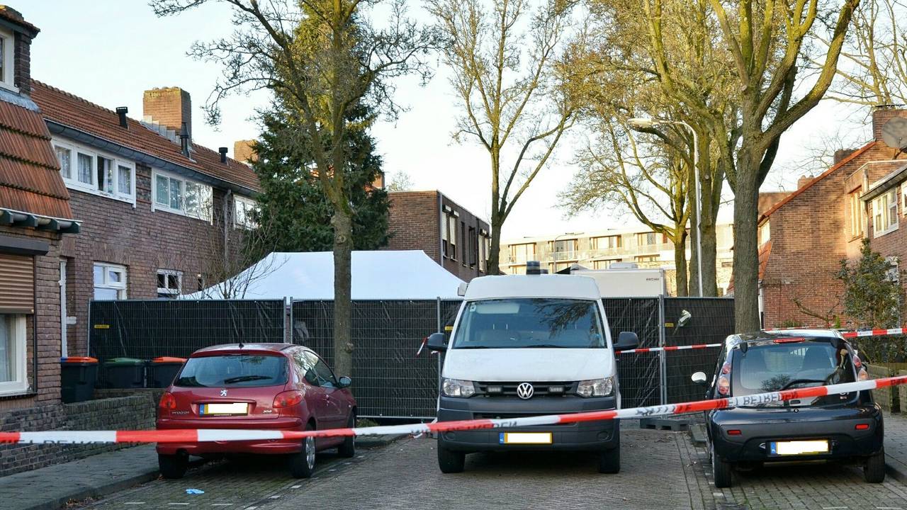 Onderzoek in Jan Scharpstraat in Tilburg. (foto: Jack Brekelmans / Persburo-BMS)