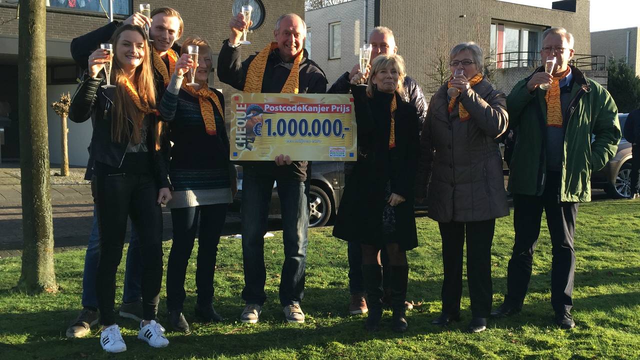 De Postcode Loterij-winnaars heffen het glas