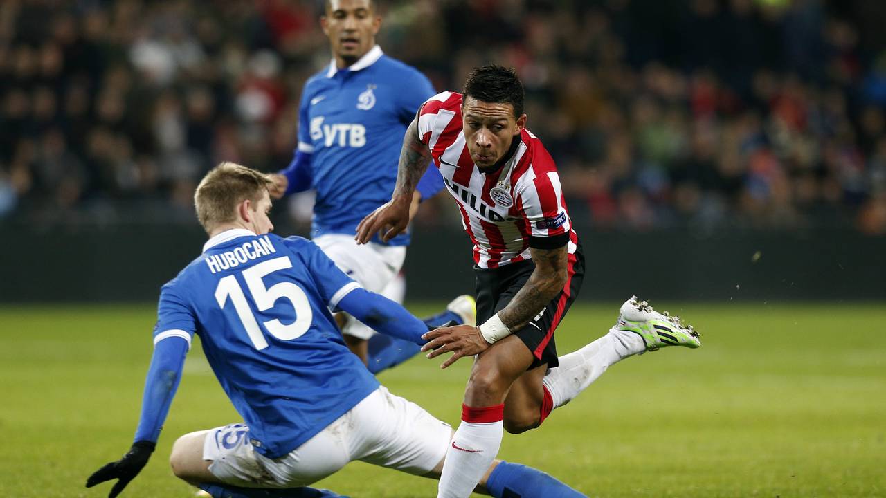 Depay in duel met Hubocan van Dinamo Moskou (Foto: VI Images)