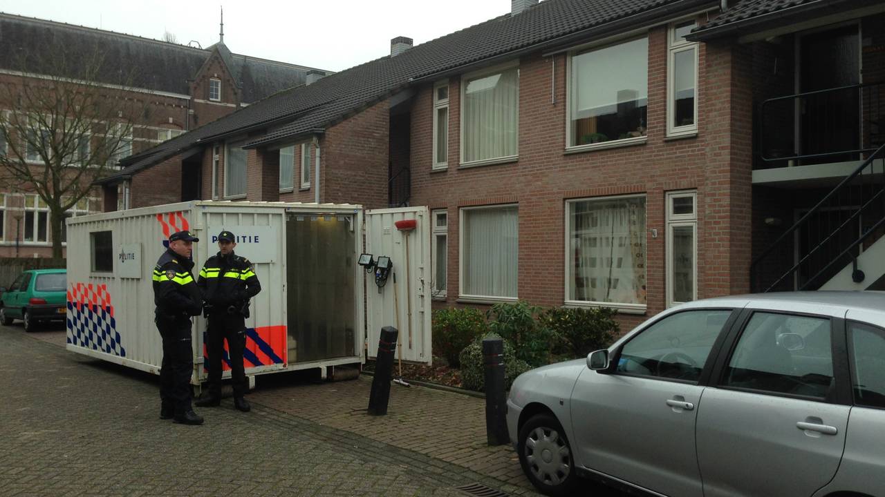 Het onderzoek naar de dode vrouw gaat zaterdag door. (foto: Bart Meesters)