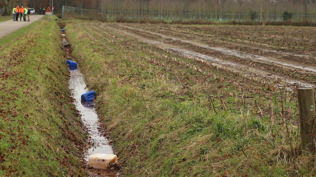 Jerrycans gevonden in Haaren (foto: Bart Meesters)