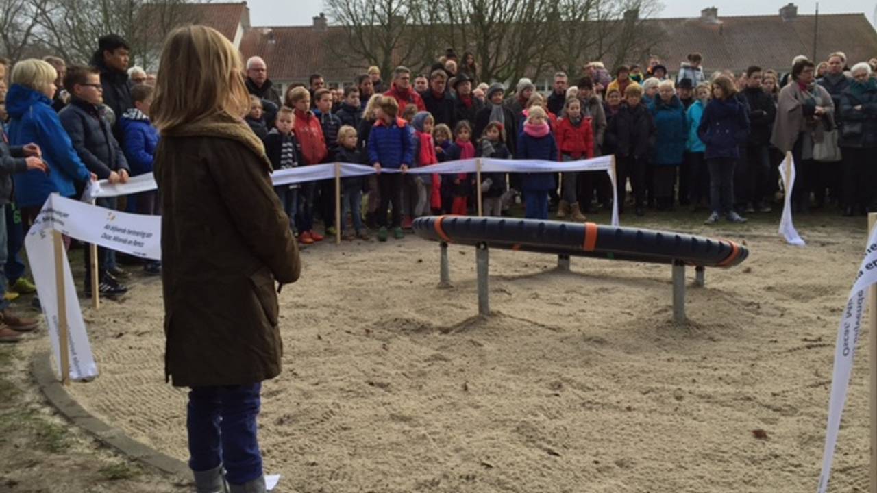 Op het Burghplein in Eindhoven staat een speeltoestel als herdenking aan omgekomen familie Kotte