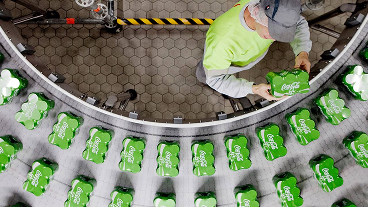De nieuwe groene blikjes op de band in de fabriek in Dongen. Foto: Coca Cola