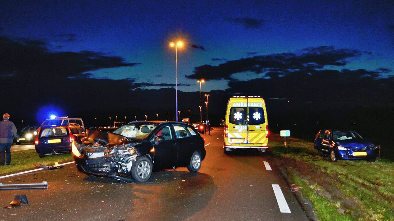 Groep reeën op weg leidt tot ongeval bij Gilze. (foto: Jack Brekelmans/Persburo-BMS)