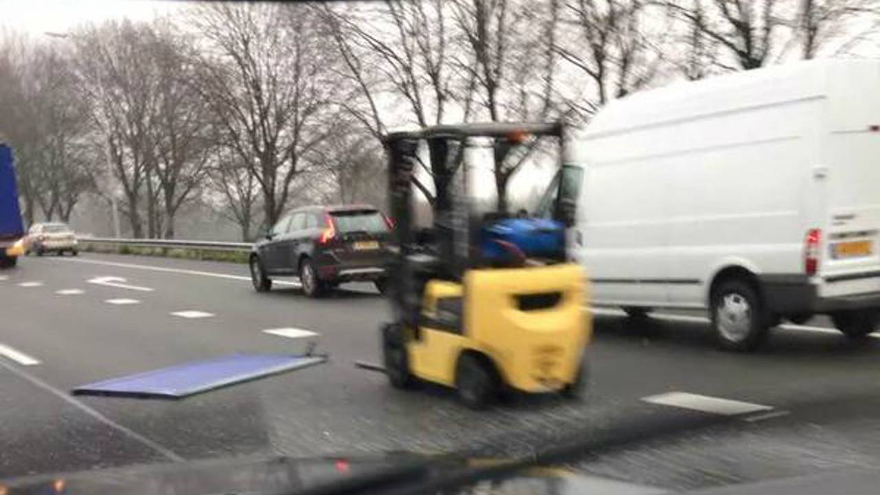 De heftruck op de A58. (foto:@freekgarenfeld/twitter)