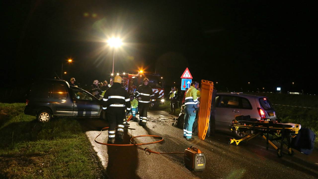Twee auto's botsten frontaal in Waalwijk. (foto: FPMB/Erik Haverhals)