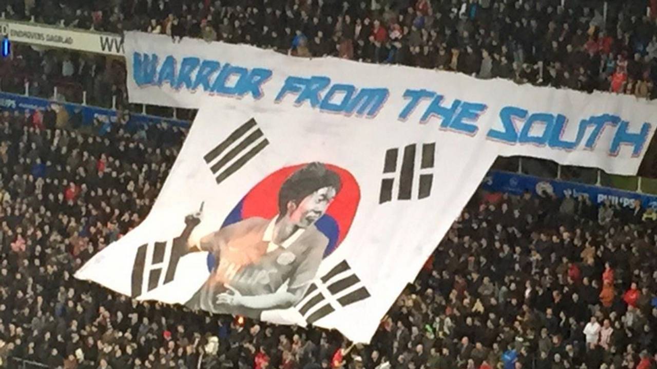 Spandoek voor afscheid Park Ji-sung (foto: Paul Post)