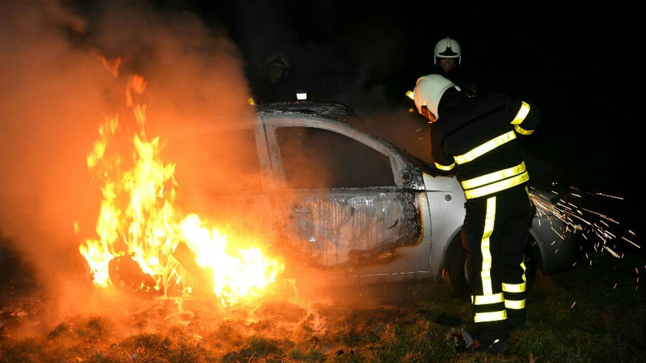 De auto ging volledig in vlammen op (foto: Toby de Kort).