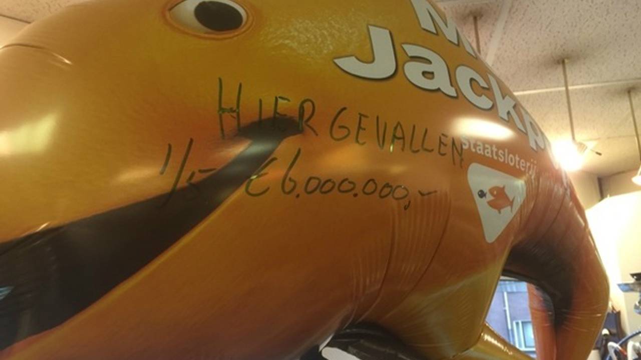 Drukte bij tabakszaak in Veghel waar lot van zes miljoen euro werd verkocht