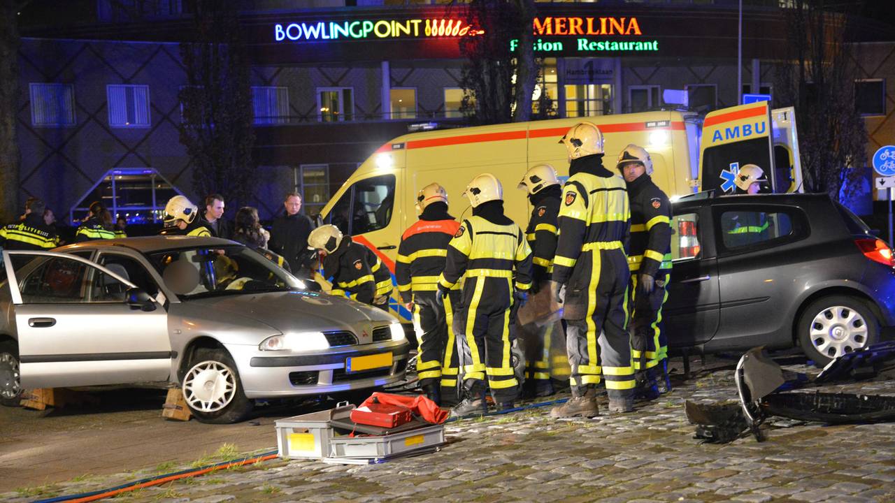 Botsing met drie auto's op Westerhagelaan in Breda, twee ...