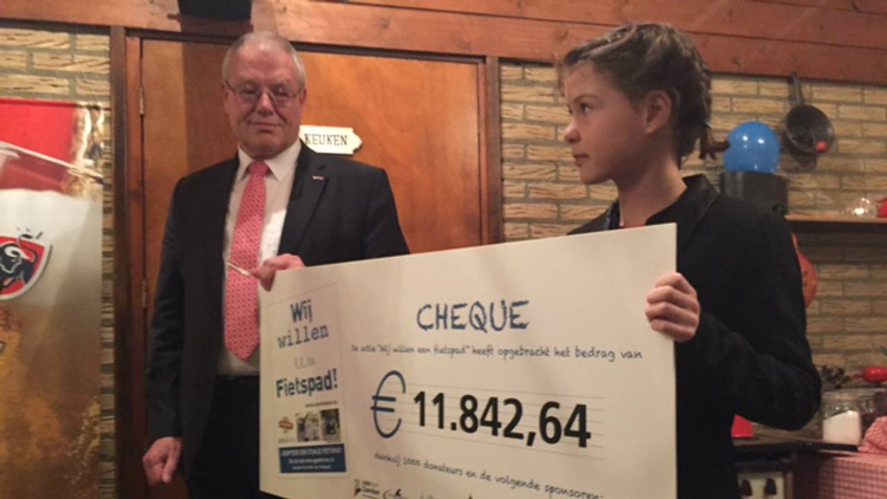 Inge overhandigt de cheque aan de wethouder (Foto: Jan Waalen)