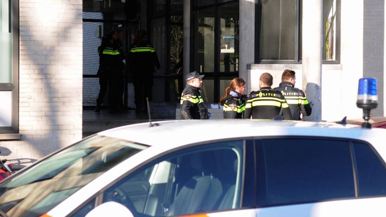 De politie deed onderzoek in de omgeving. (foto: Tom van der Put?SQ Vision)