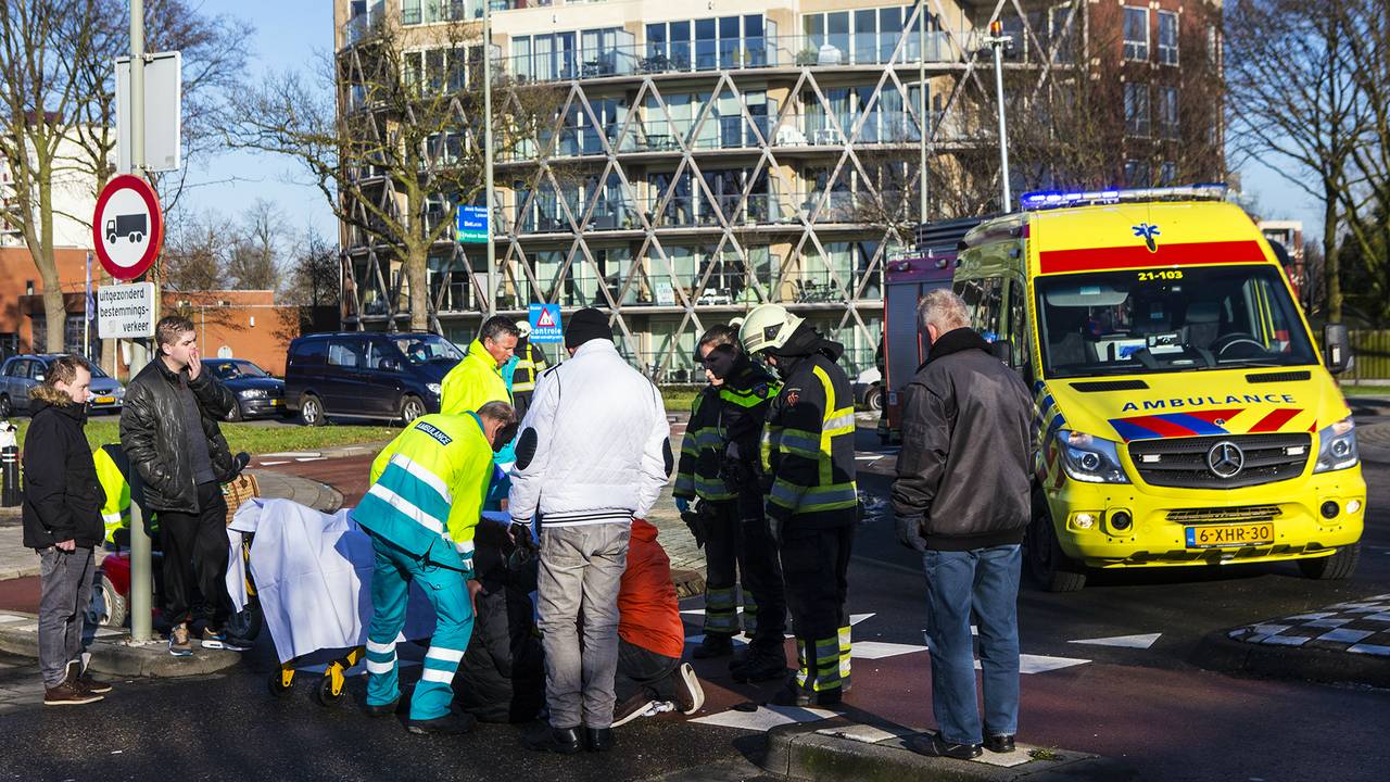 Scootmobiel kantelt, vrouw gewond (foto: Sander van Gils/SQ Vision)