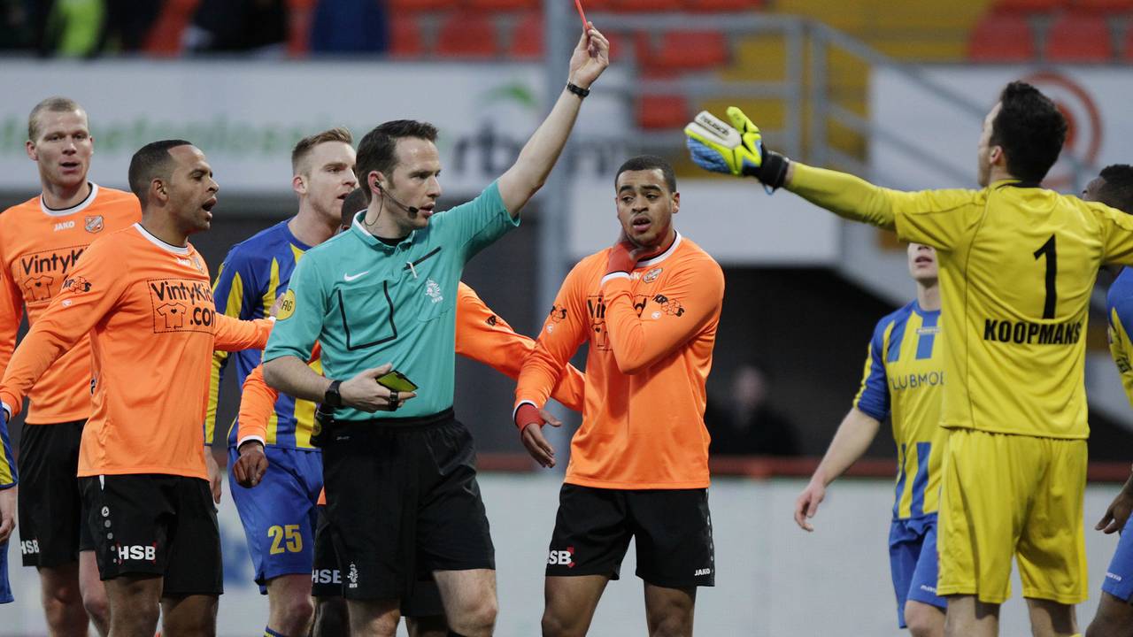 Lorenzo Piqué van FC Oss krijgt rood (Foto: VI-Images)