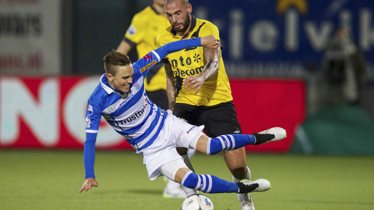 Joey Suk van NAC Breda in duel met Ryan Thomas (Foto: VI-Images)
