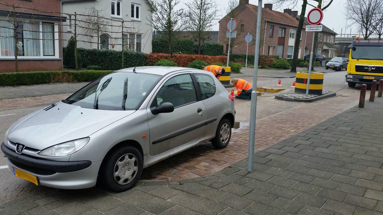 Auto zwaar beschadigd na vastloper op bussluis (Foto: Martijn van Bijnen/FPMB)