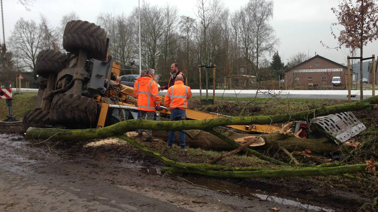 De omgevallen graafmachine (foto: Bart Meesters/Meesters Multi Media).