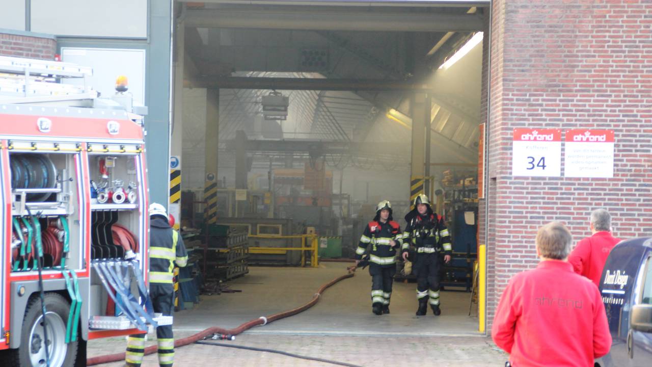 Deel van Ahrend Sint Oedenrode vol rook (Foto Bert van Kasteren /Ginopress)